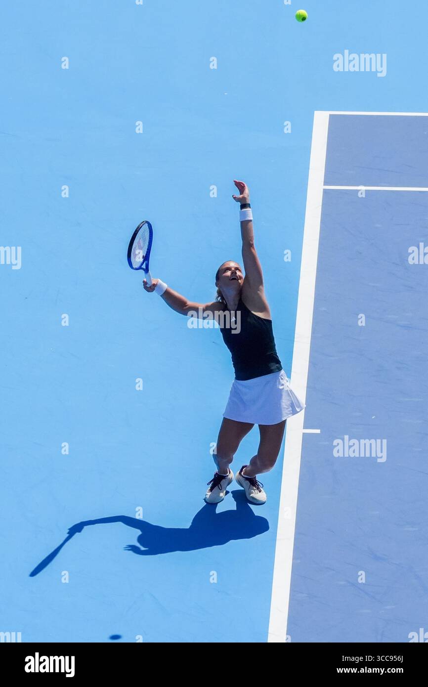 MASON, OH - 10. August: Maria Sakkari (GRE) dient Jasmine Paolini (nicht abgebildet) während der zweiten Runde der Damen-Singles bei den Cincinnati Open 2025 im Lindner Family Tennis Center am 10. August 2025. Quelle: AKPhoto/Alamy Live News Stockfoto