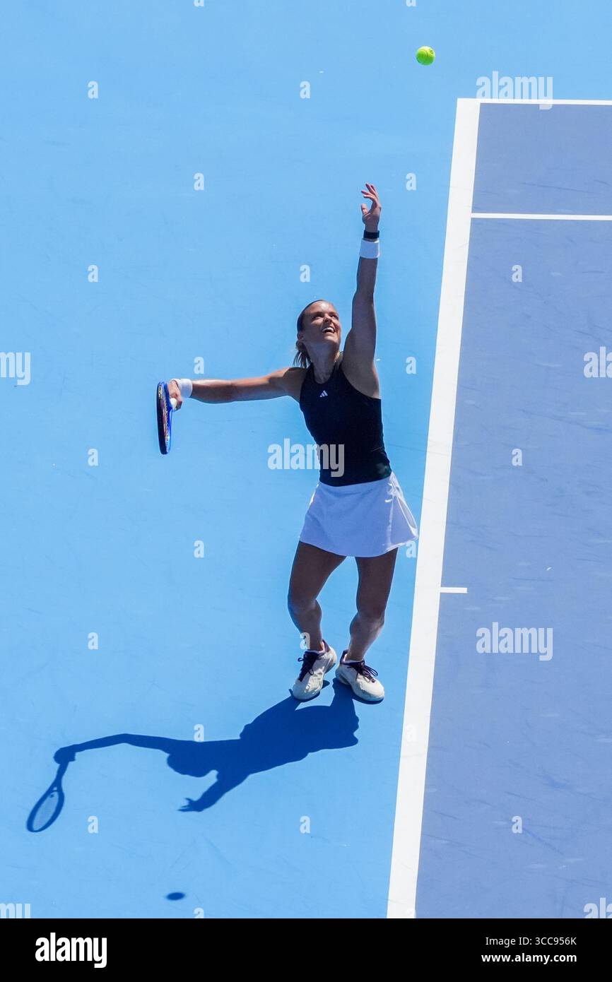 MASON, OH - 10. August: Maria Sakkari (GRE) dient Jasmine Paolini (nicht abgebildet) während der zweiten Runde der Damen-Singles bei den Cincinnati Open 2025 im Lindner Family Tennis Center am 10. August 2025. Quelle: AKPhoto/Alamy Live News Stockfoto
