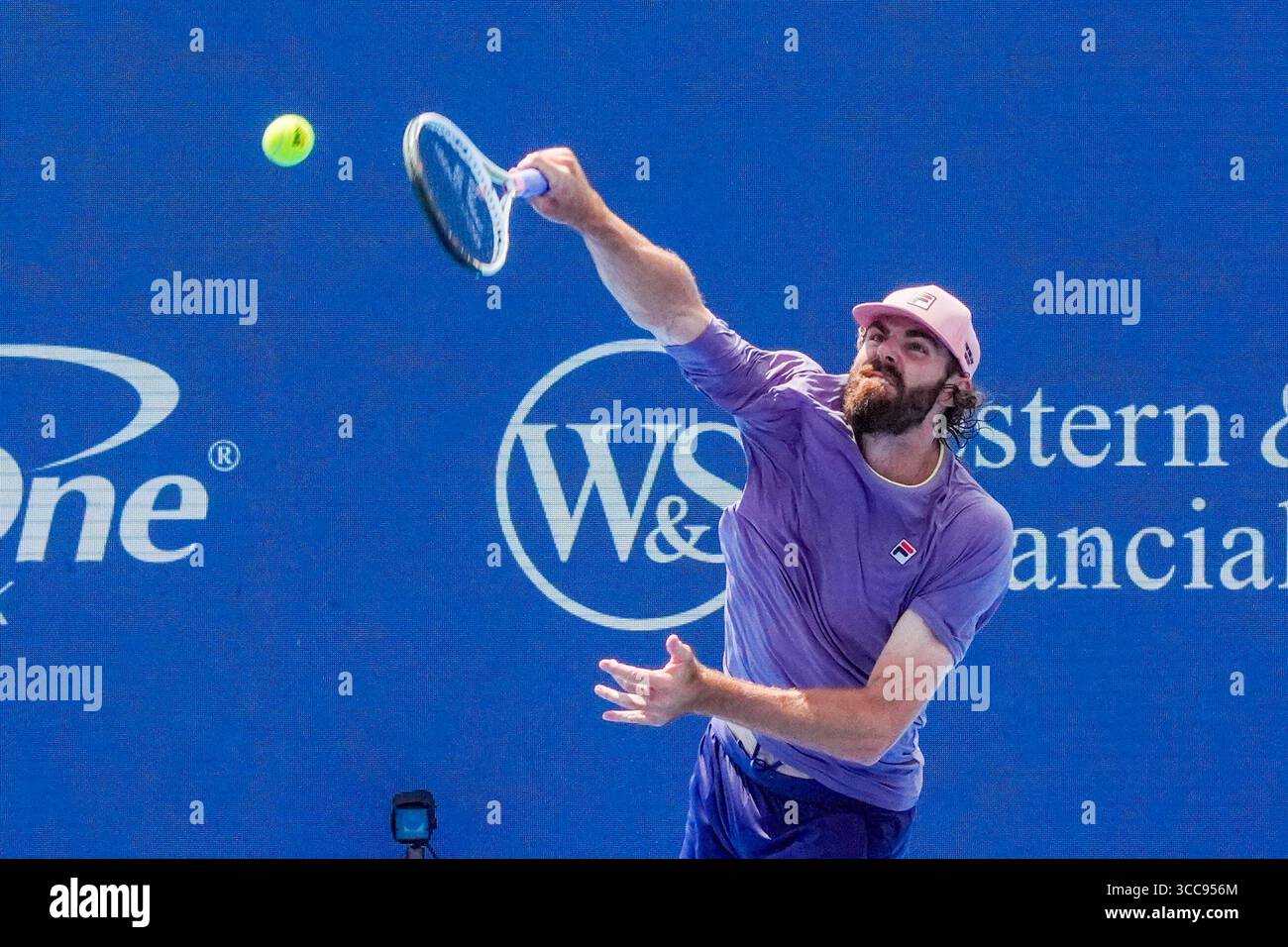 MASON, OH - 10. August: Reilly Opelka (USA) dient Alex de Minaur (nicht abgebildet) während der zweiten Runde der Herren-Singles bei den Cincinnati Open 2025 im Lindner Family Tennis Center am 10. August 2025. Quelle: AKPhoto/Alamy Live News Stockfoto