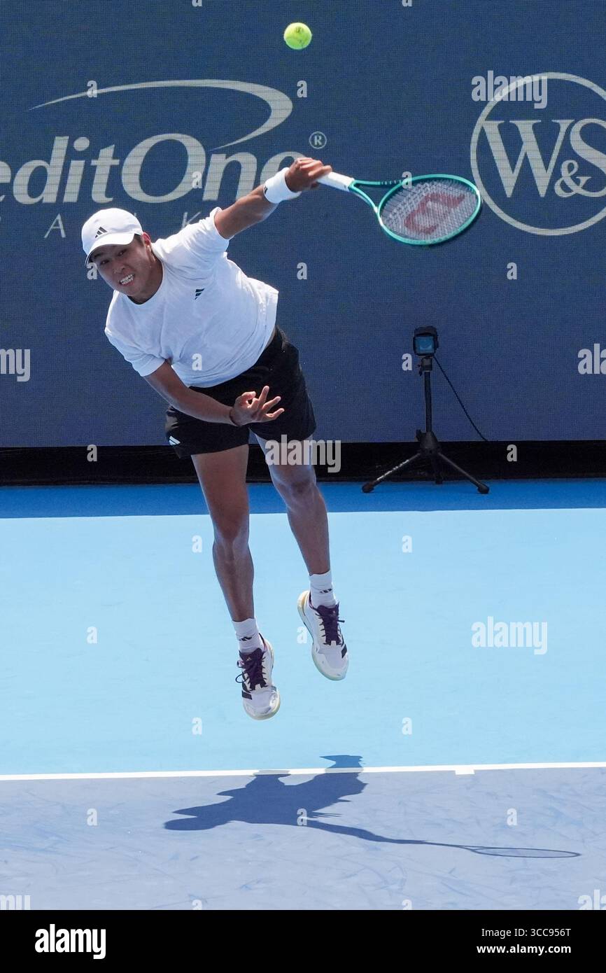 MASON, OH - Aug 10: Der Lerner Tien (USA) dient Andrey Rublev (nicht abgebildet) während der zweiten Runde der Herren-Singles bei den Cincinnati Open 2025 im Lindner Family Tennis Center am 10. August 2025. Quelle: AKPhoto/Alamy Live News Stockfoto