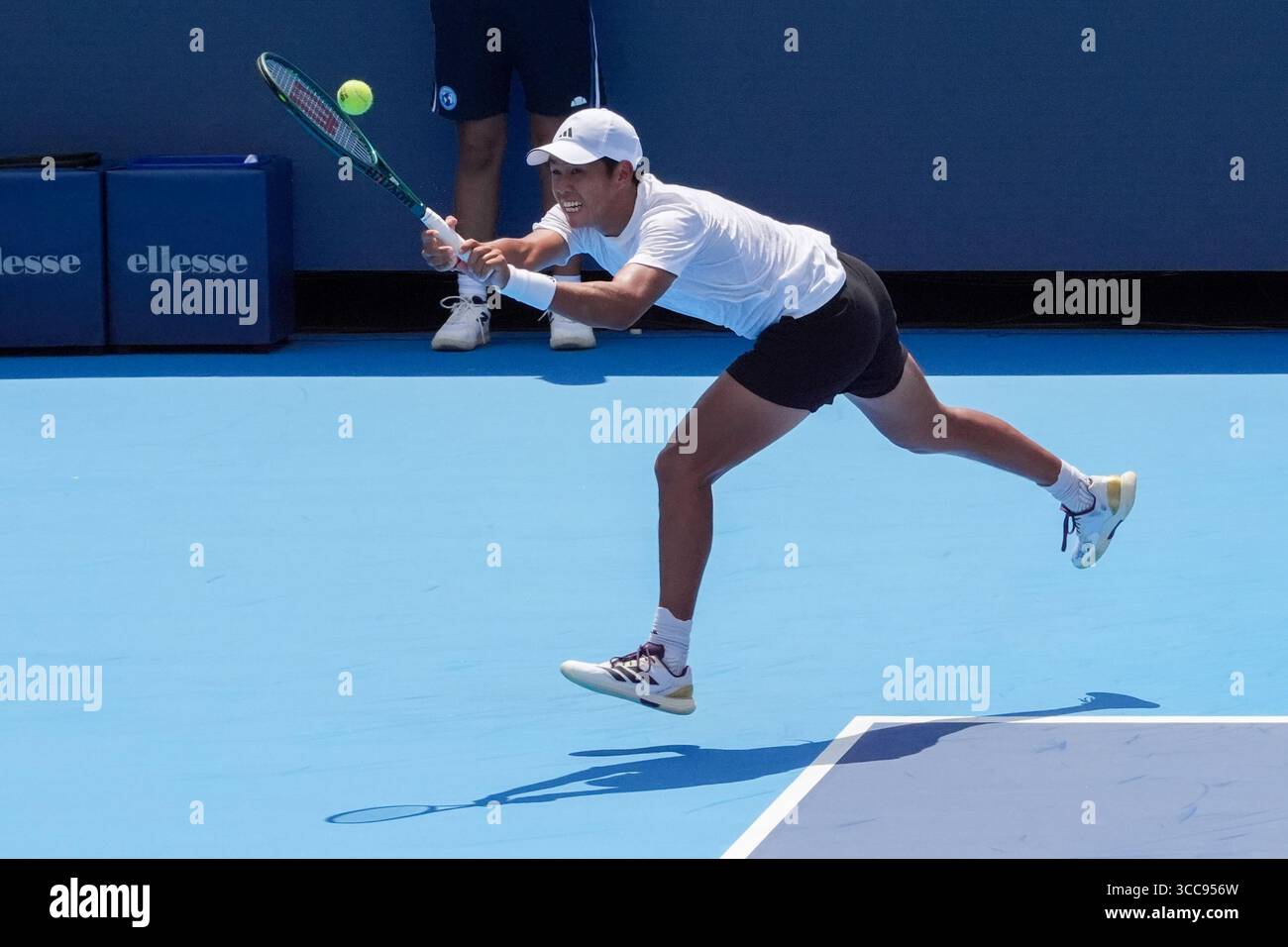 MASON, OH - AUG 10: Lerner Tien (USA) gibt Andrey Rublev (nicht abgebildet) während der zweiten Runde der Herren-Singles bei den Cincinnati Open 2025 im Lindner Family Tennis Center am 10. August 2025 einen Schuss zurück. Quelle: AKPhoto/Alamy Live News Stockfoto