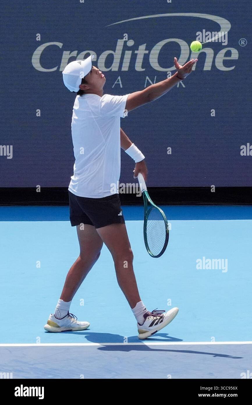 MASON, OH - Aug 10: Der Lerner Tien (USA) dient Andrey Rublev (nicht abgebildet) während der zweiten Runde der Herren-Singles bei den Cincinnati Open 2025 im Lindner Family Tennis Center am 10. August 2025. Quelle: AKPhoto/Alamy Live News Stockfoto