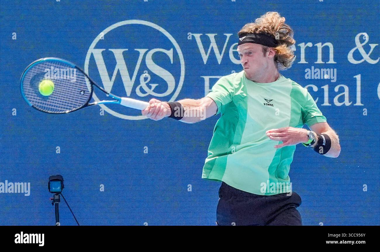 MASON, OH - AUG 10: Lerner Tien (USA) gibt Andrey Rublev (nicht abgebildet) während der zweiten Runde der Herren-Singles bei den Cincinnati Open 2025 im Lindner Family Tennis Center am 10. August 2025 einen Schuss zurück. Quelle: AKPhoto/Alamy Live News Stockfoto