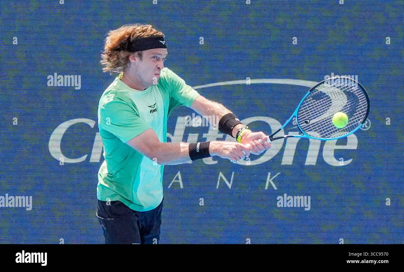 MASON, OH - AUG 10: Lerner Tien (USA) gibt Andrey Rublev (nicht abgebildet) während der zweiten Runde der Herren-Singles bei den Cincinnati Open 2025 im Lindner Family Tennis Center am 10. August 2025 einen Schuss zurück. Quelle: AKPhoto/Alamy Live News Stockfoto