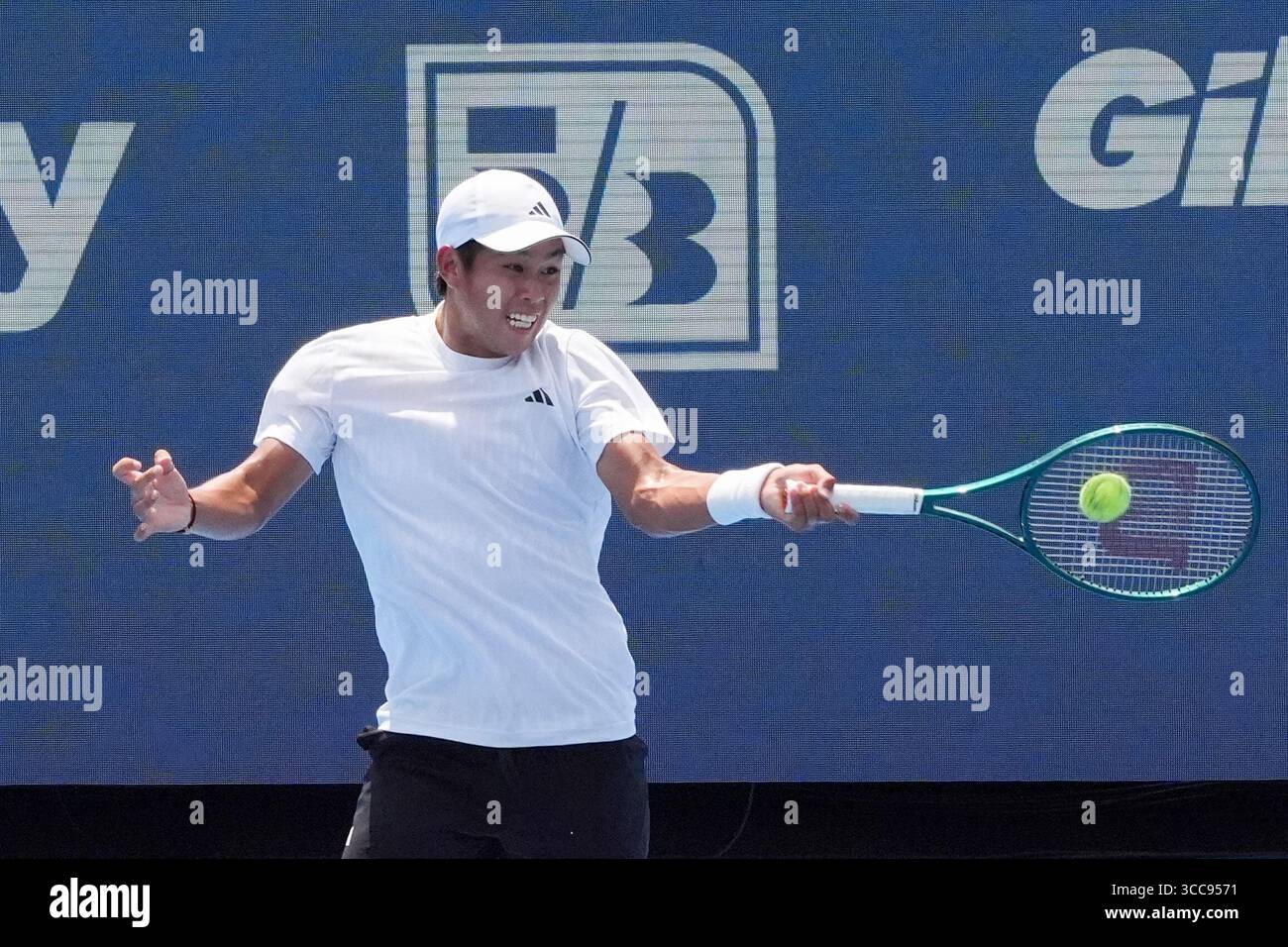 MASON, OH - AUG 10: Lerner Tien (USA) gibt Andrey Rublev (nicht abgebildet) während der zweiten Runde der Herren-Singles bei den Cincinnati Open 2025 im Lindner Family Tennis Center am 10. August 2025 einen Schuss zurück. Quelle: AKPhoto/Alamy Live News Stockfoto
