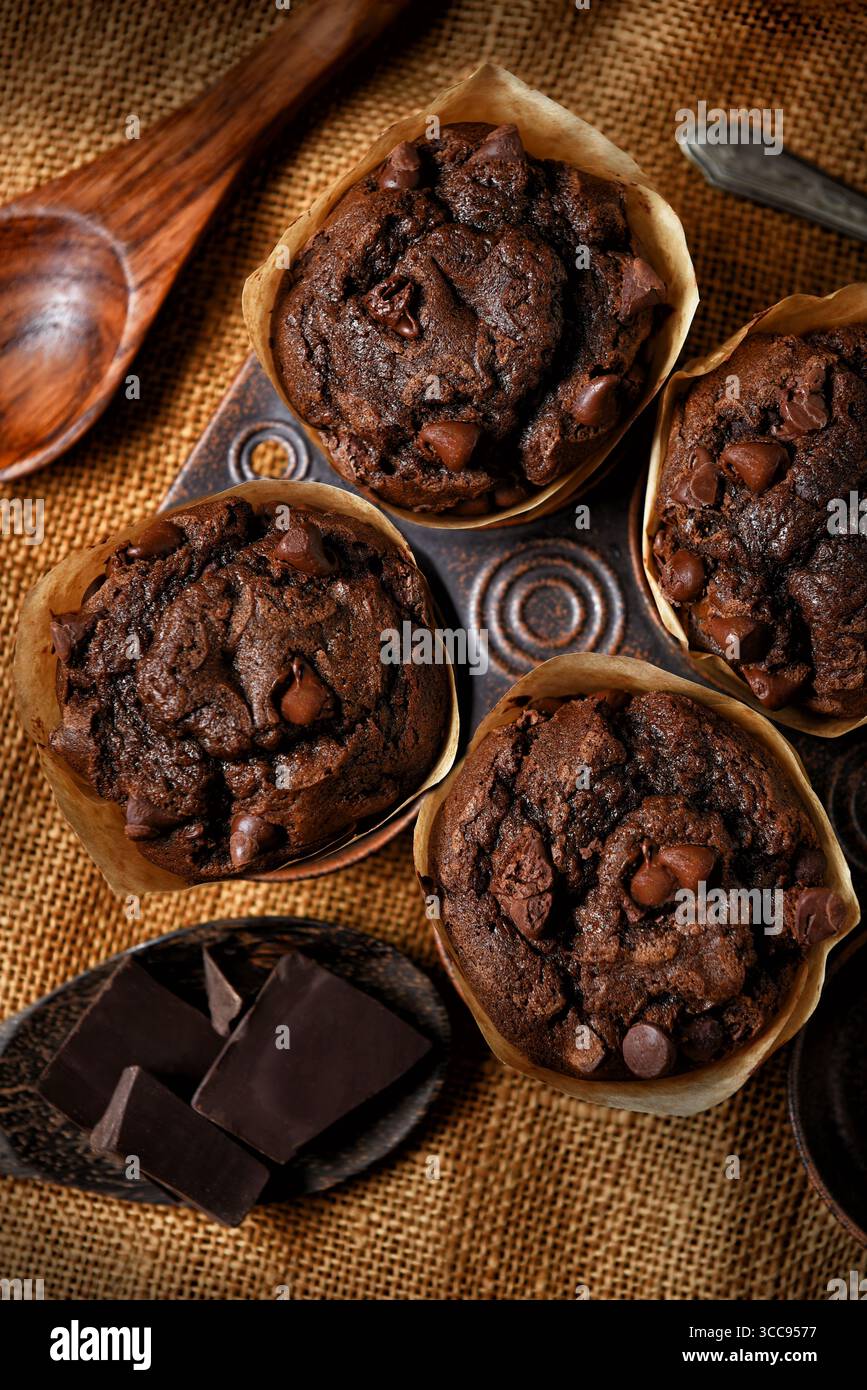 Flacher Lay-Shot einer Backform mit vier Chocolate Chocolate Chip Muffin Stillleben Stockfoto