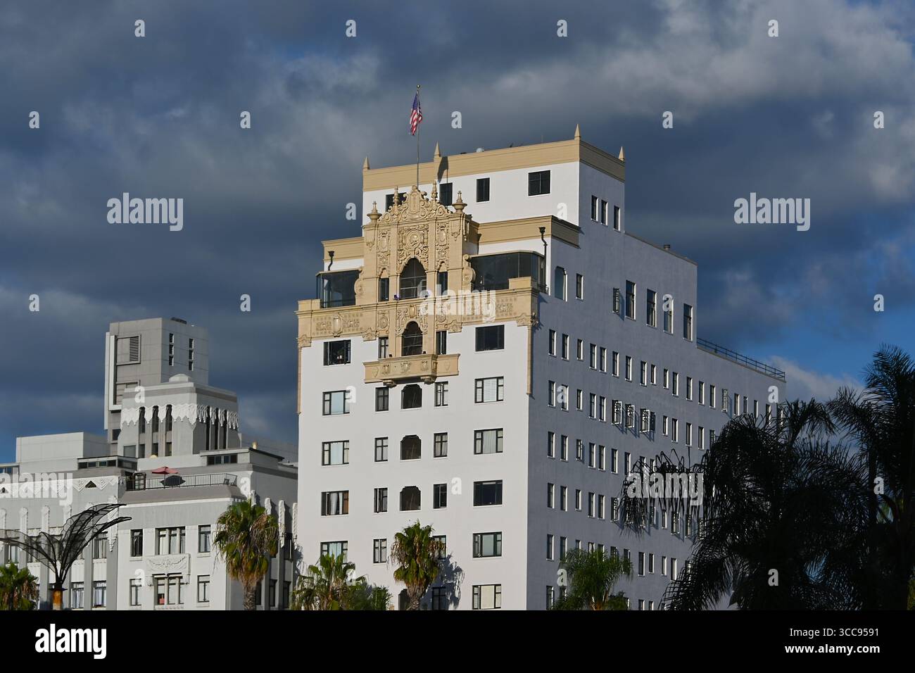 LONG BEACH, KALIFORNIEN - 19. SEPTEMBER 2024: Die Lafayette Apartments, die in den späten 1920er Jahren erbaut wurden, fungierten in den 1950er Jahren als Hilton Hotel, bevor sie in tur umbenannt wurden Stockfoto
