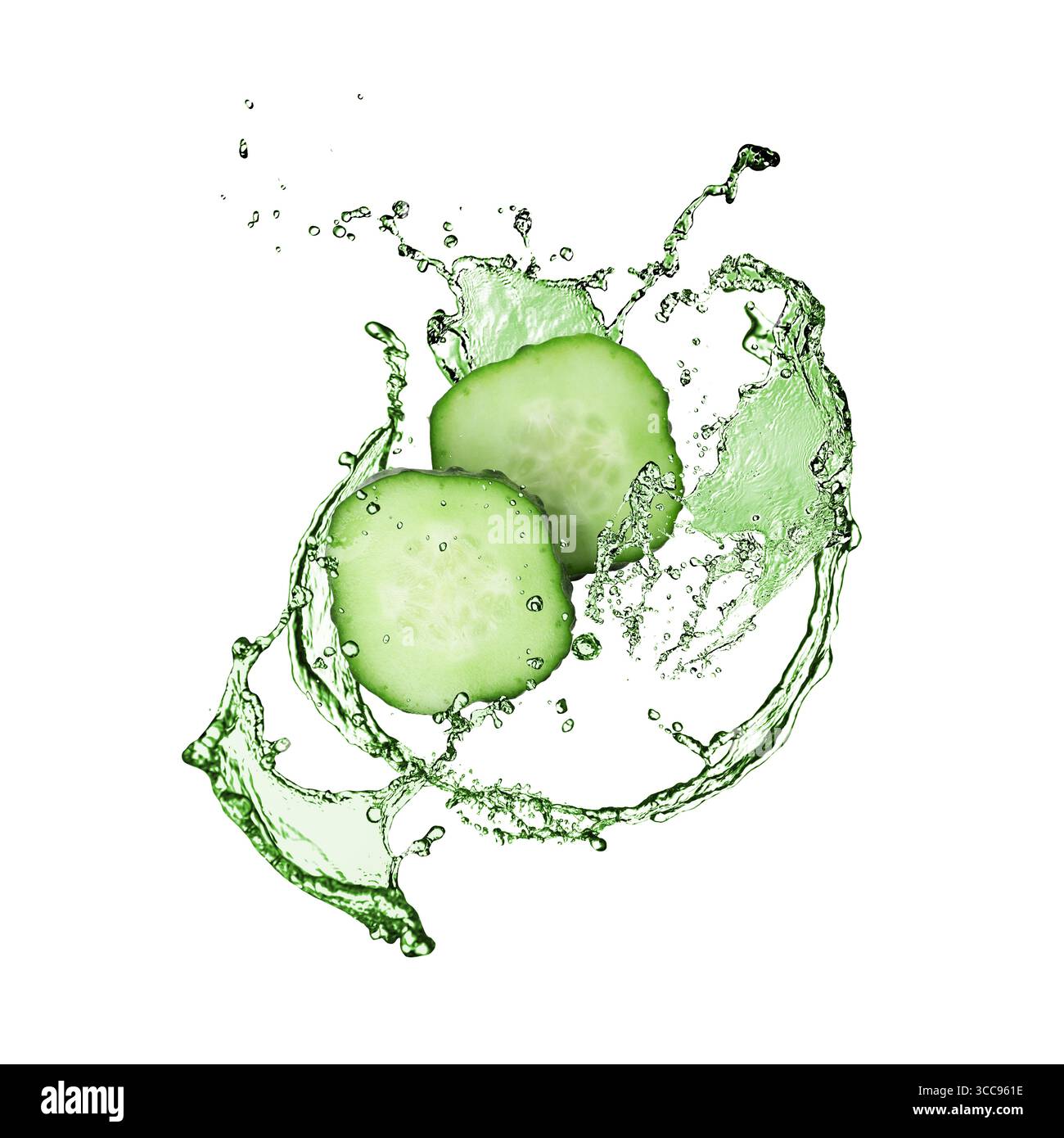 Gurkenscheiben und Spritzer vor weißem Hintergrund Stockfoto