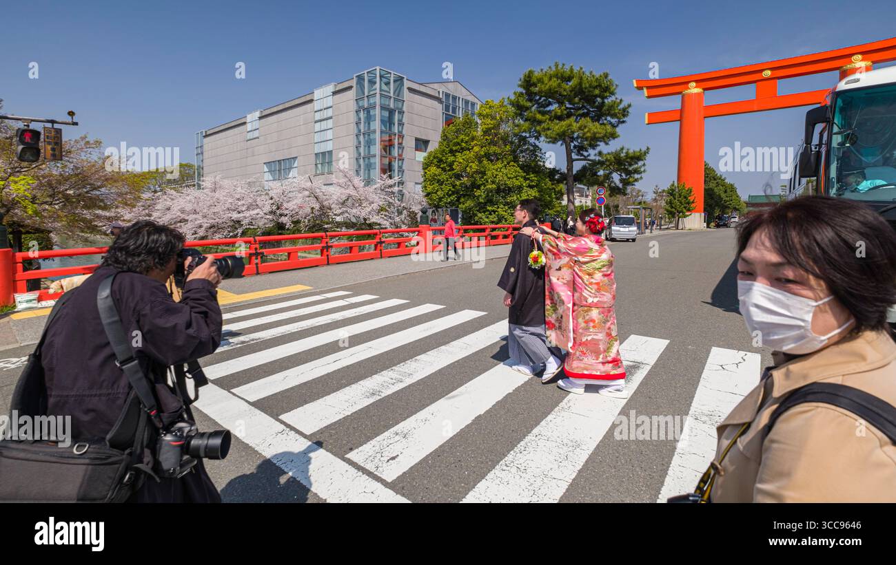 Fotograf, der Mann und Frau in traditionellem japanischen Kimono fotografiert, auf einem Crosswalk, Jingu-michi, Okazaki Enshojicho, Sakyo Ward Stockfoto