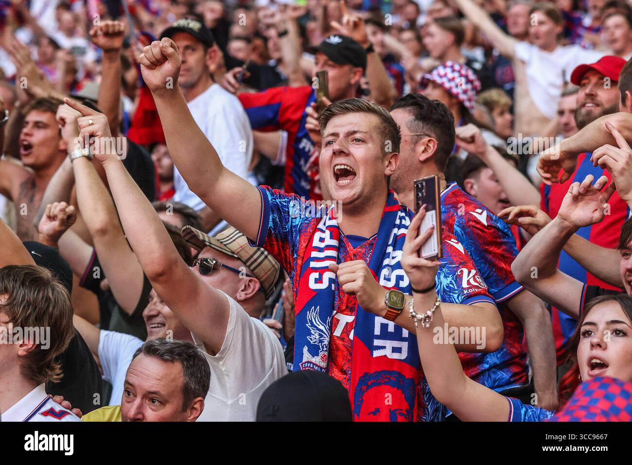 Crystal Palace Fans feiern den Sieg des FA Community Shield beim FA Community Shield Match Crystal Palace vs Liverpool im Wembley Stadium, London, Großbritannien, 10. August 2025 (Foto: Alfie Cosgrove/News Images) Stockfoto