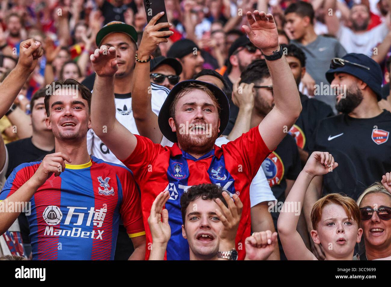 Crystal Palace Fans feiern den Sieg des FA Community Shield beim FA Community Shield Match Crystal Palace vs Liverpool im Wembley Stadium, London, Großbritannien, 10. August 2025 (Foto: Alfie Cosgrove/News Images) Stockfoto