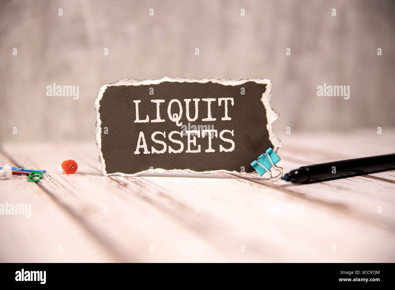 Text FLÜSSIGES ASSET auf Holzblöcken. Konzept erfolgreich. Stockfoto