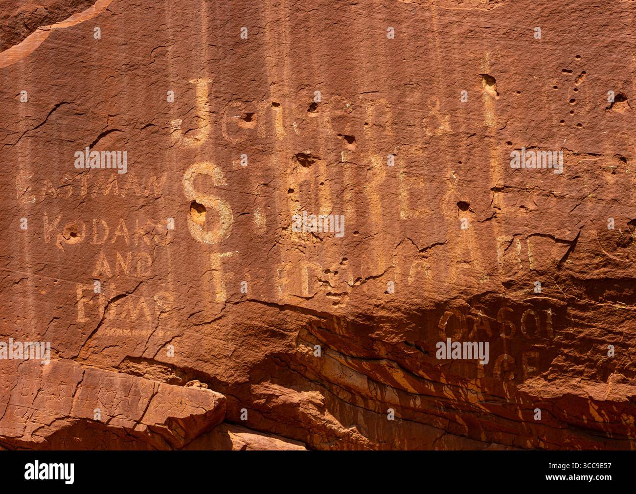 Early Pioneer Reklametafeln in Red Sandstone Mauern im Johnson Canyon, Kane County, Utah, USA Stockfoto