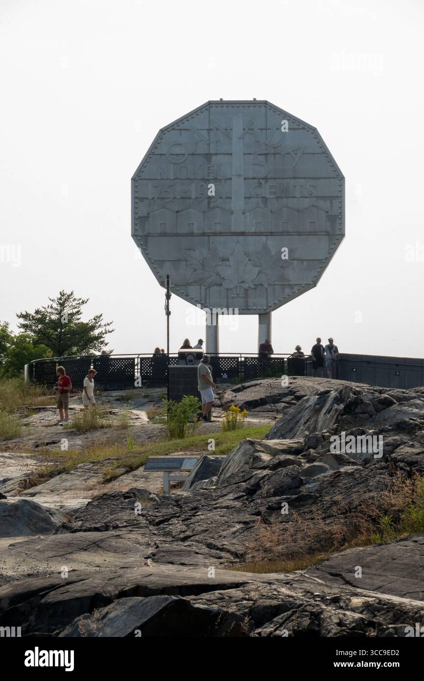 Sudbury, Kanada. August 2025. Touristen besuchen das Big Nickel Display im Dynamic Earth Science Museum. Der Big Nickel in Sudbury, Ontario, ist eine 9 Meter lange Nachbildung eines kanadischen Nickels aus dem Jahr 1951 im Dynamic Earth Science Museum als Hommage an das Bergbauerbe der Stadt. Die 1964 erbaute Münze ist die weltweit größte Münze und ein beliebter Ort für Fotos. (Foto: Shawn Goldberg/SOPA Images/SIPA USA) Credit: SIPA US/Alamy Live News Stockfoto