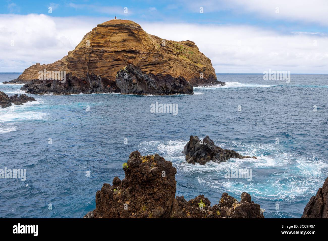 Zerklüftete Vulkangesteine im Atlantik auf Madeira, Portugal. Ozeanwellen stürzen gegen schwarze Felsen. Hochwertige Fotos Stockfoto