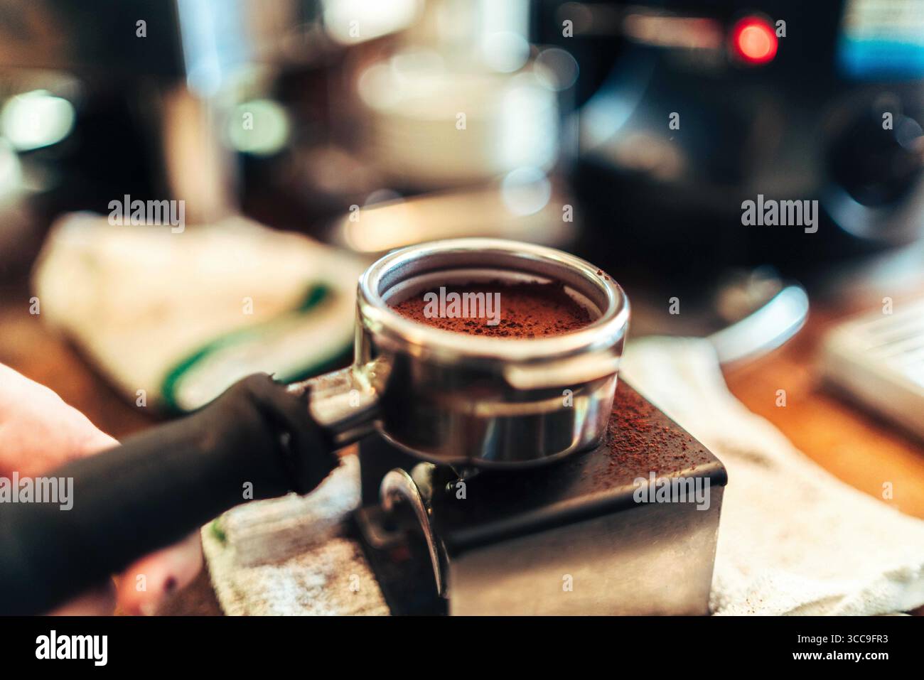 Gezähmter Espresso Puck bereit zum Brühen Stockfoto