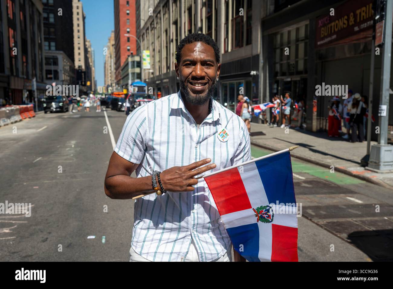 New York, Usa. August 2025. New York City Public Advocate Jumaane Williams nimmt am 10. August 2025 an der Dominican Day Parade auf der 6th Avenue in New York Teil. Die National Dominican Day Parade feierte 43 Jahre Marsch auf der Sixth Avenue in Manhattan. Die Parade feiert dominikanische Kultur, Folklore und Traditionen. Quelle: SOPA Images Limited/Alamy Live News Stockfoto