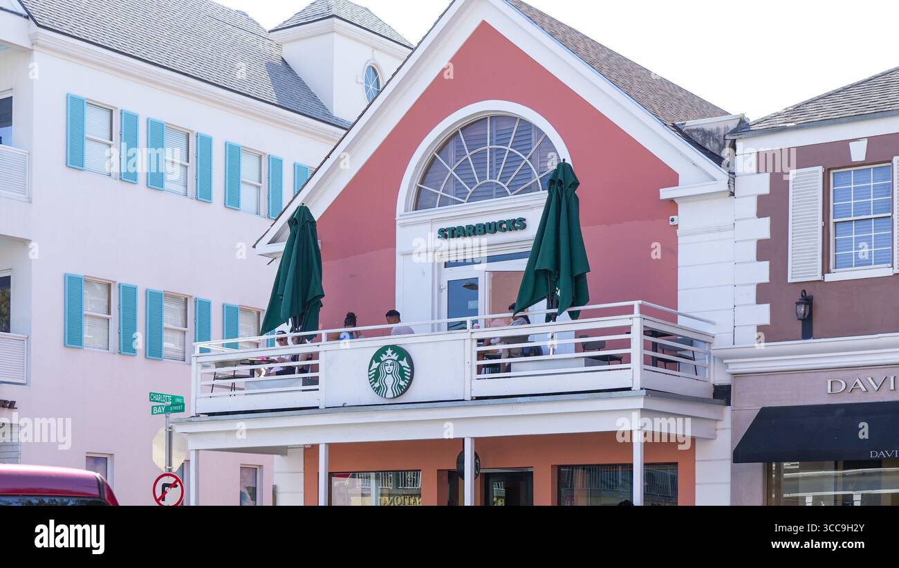 Nassau, Bahamas - 14. Februar 2025: Sitzplätze im Freien im Starbucks Coffee Shop, lebhaftes Gebäude schafft eine einladende Atmosphäre zum Entspannen und Sozialen Stockfoto