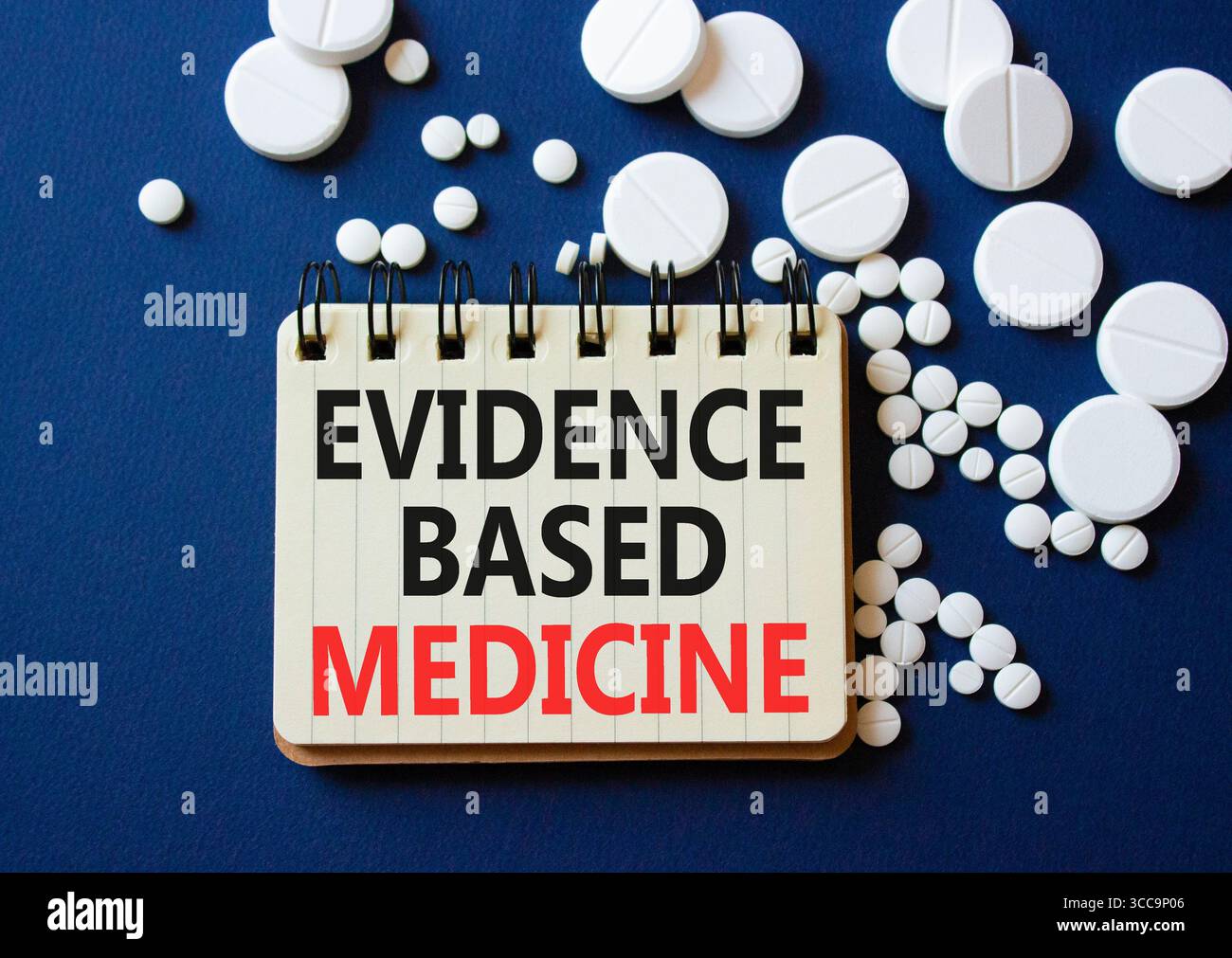 Evidence Based Medicine Symbol. Konzeptwort Evidenz-basierte Medizin auf Notizbuch. Wunderschöner tiefblauer Hintergrund mit Pillen. Medizin und Evidenz Bas Stockfoto