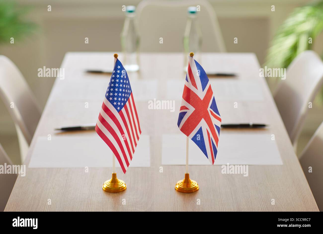Flaggen der Vereinigten Staaten und Großbritanniens auf dem Tisch bei internationalen Verhandlungen Stockfoto