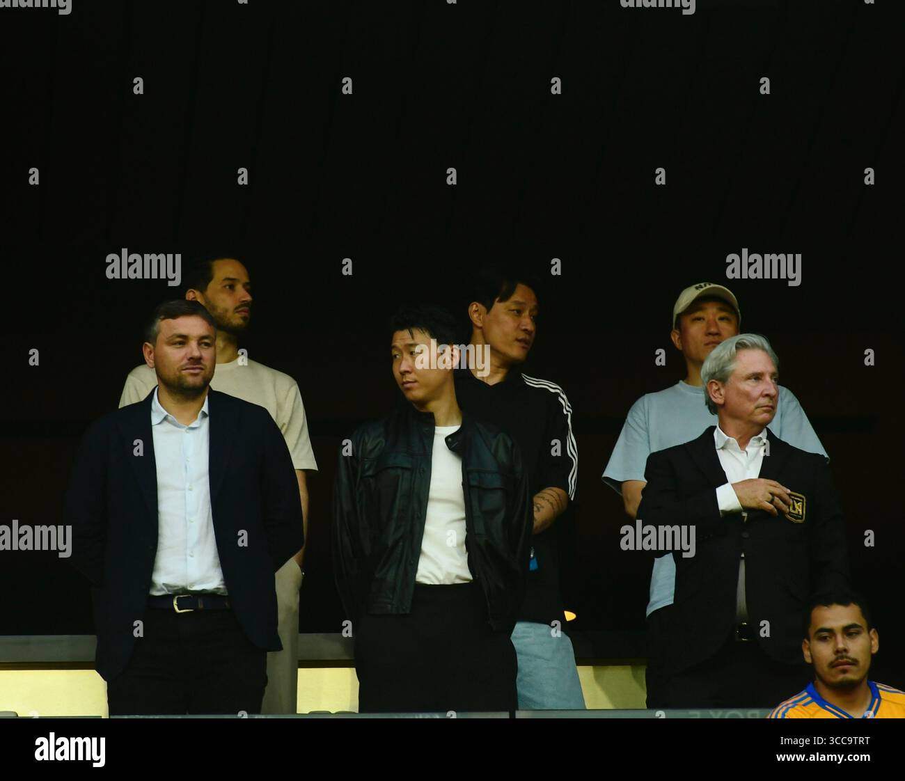 Son Heung-min mit LAFC-Besitzer auf dem Balkon im BMO-Stadion in Los Angeles, vor offizieller Unterschrift, Foto der MLS Football-Nachrichten. Stockfoto