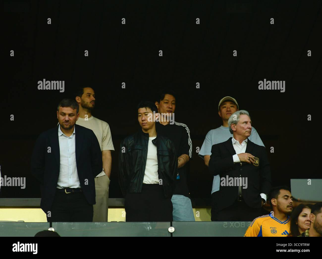 Son Heung-min mit LAFC-Besitzer auf dem Balkon im BMO-Stadion in Los Angeles, vor offizieller Unterschrift, Foto der MLS Football-Nachrichten. Stockfoto
