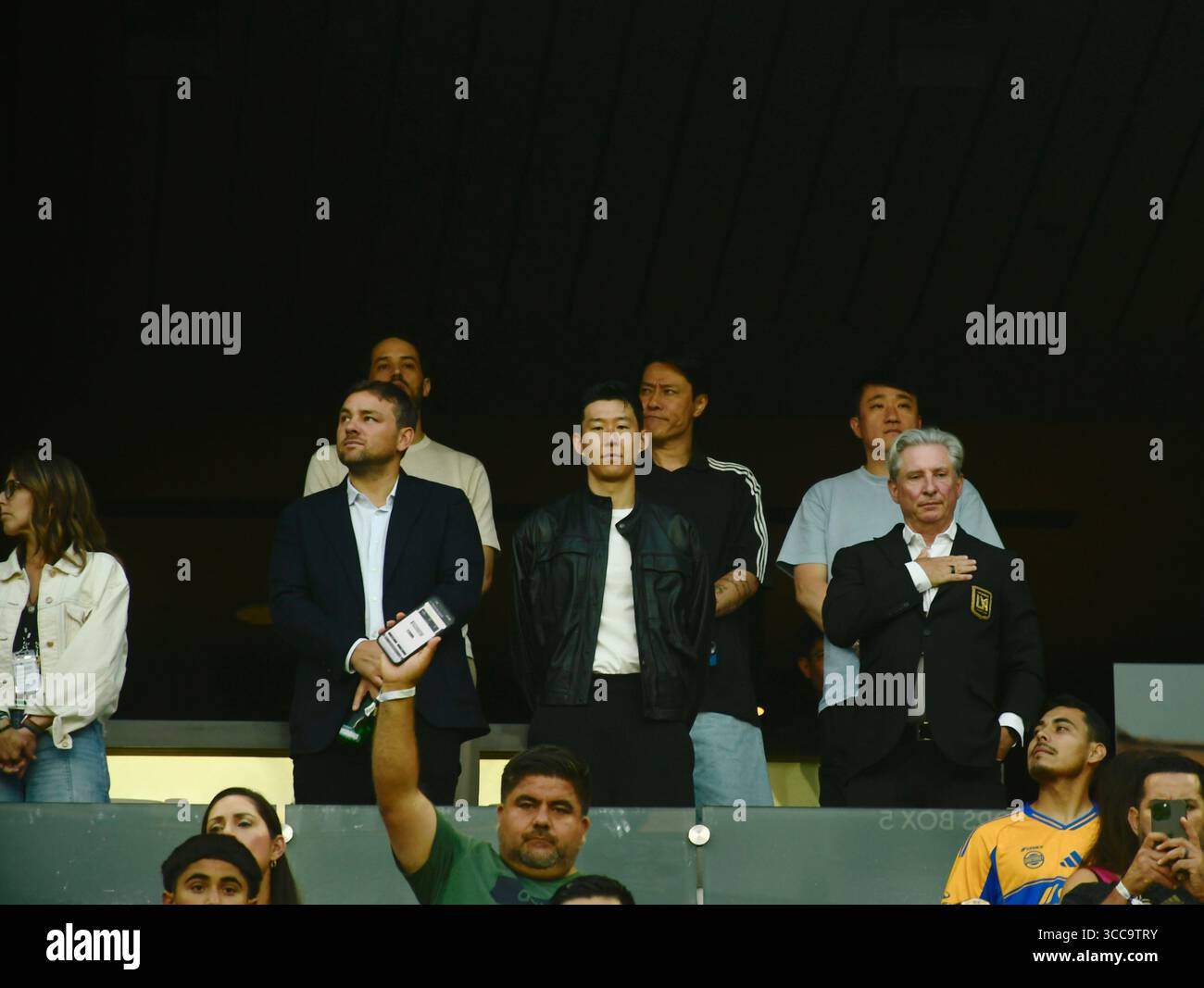 Son Heung-min mit LAFC-Besitzer auf dem Balkon im BMO-Stadion in Los Angeles, vor offizieller Unterschrift, Foto der MLS Football-Nachrichten. Stockfoto