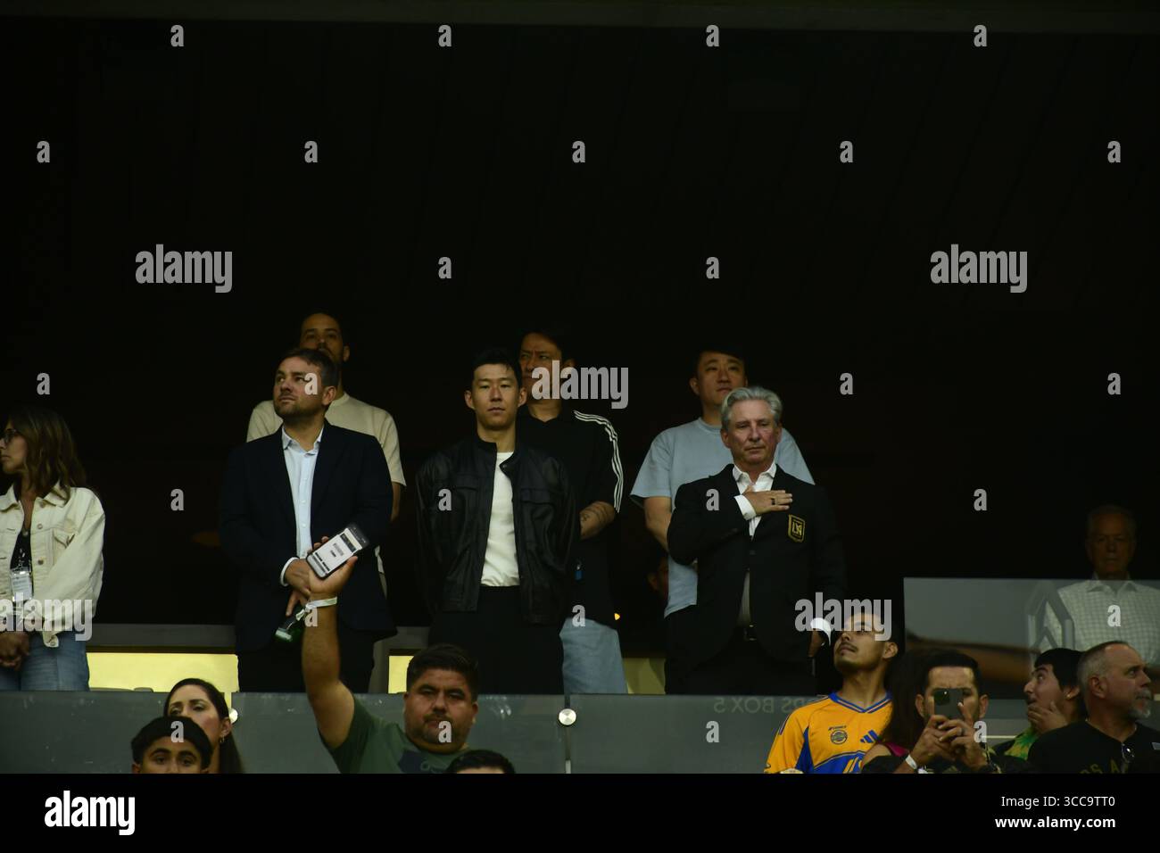 Son Heung-min mit LAFC-Besitzer auf dem Balkon im BMO-Stadion in Los Angeles, vor offizieller Unterschrift, Foto der MLS Football-Nachrichten. Stockfoto
