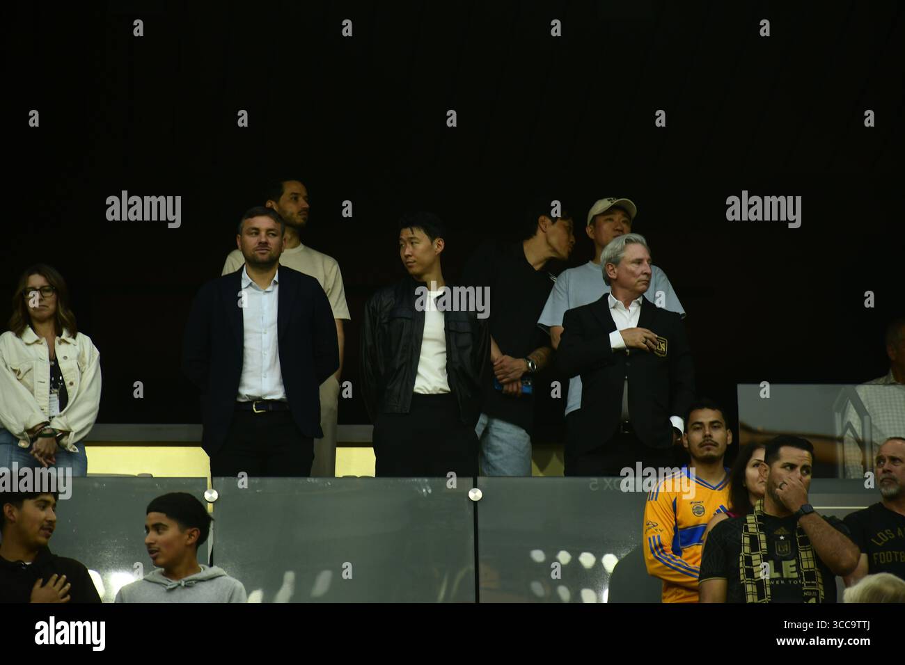 Son Heung-min mit LAFC-Besitzer auf dem Balkon im BMO-Stadion in Los Angeles, vor offizieller Unterschrift, Foto der MLS Football-Nachrichten. Stockfoto
