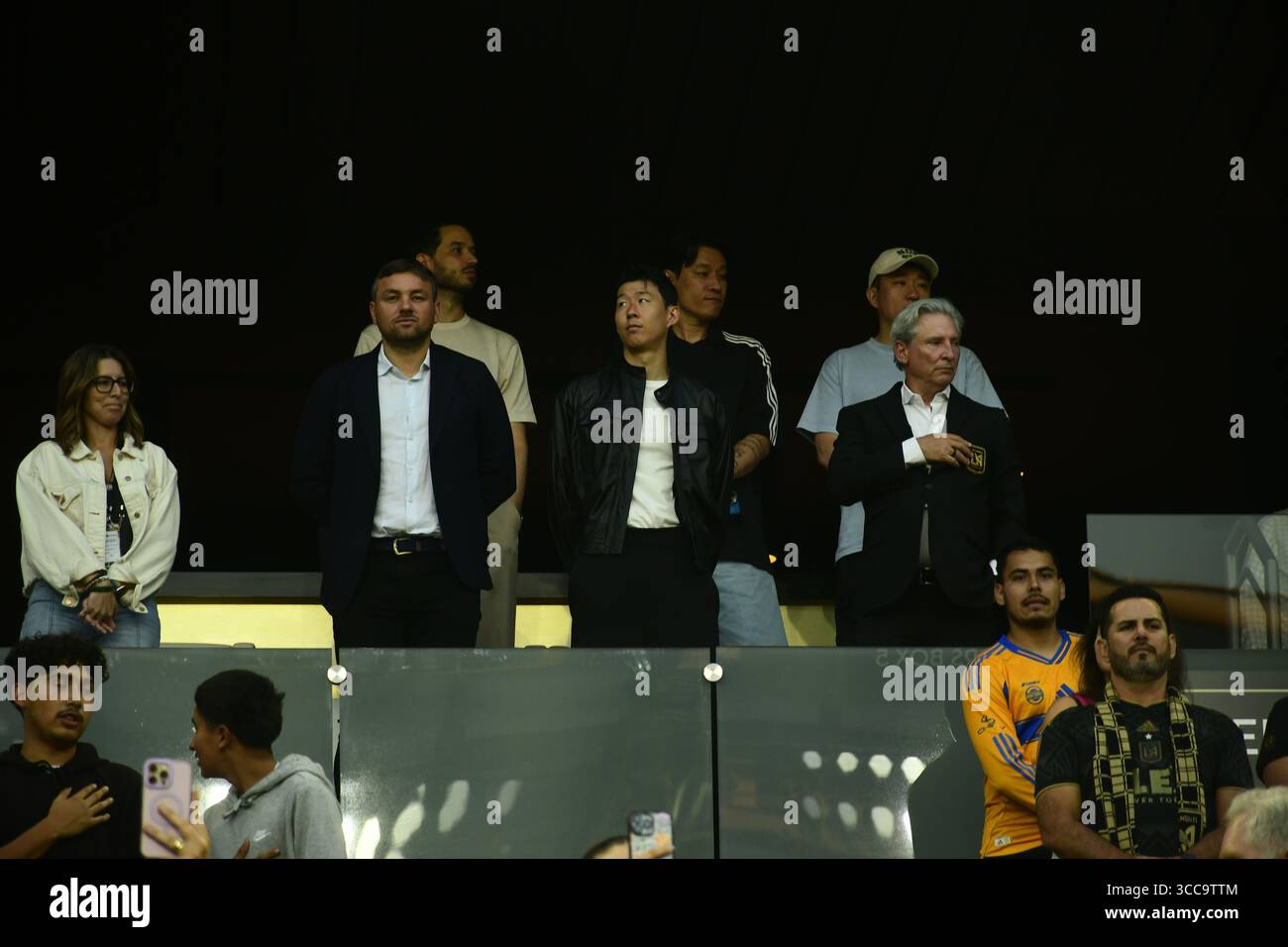 Son Heung-min mit LAFC-Besitzer auf dem Balkon im BMO-Stadion in Los Angeles, vor offizieller Unterschrift, Foto der MLS Football-Nachrichten. Stockfoto
