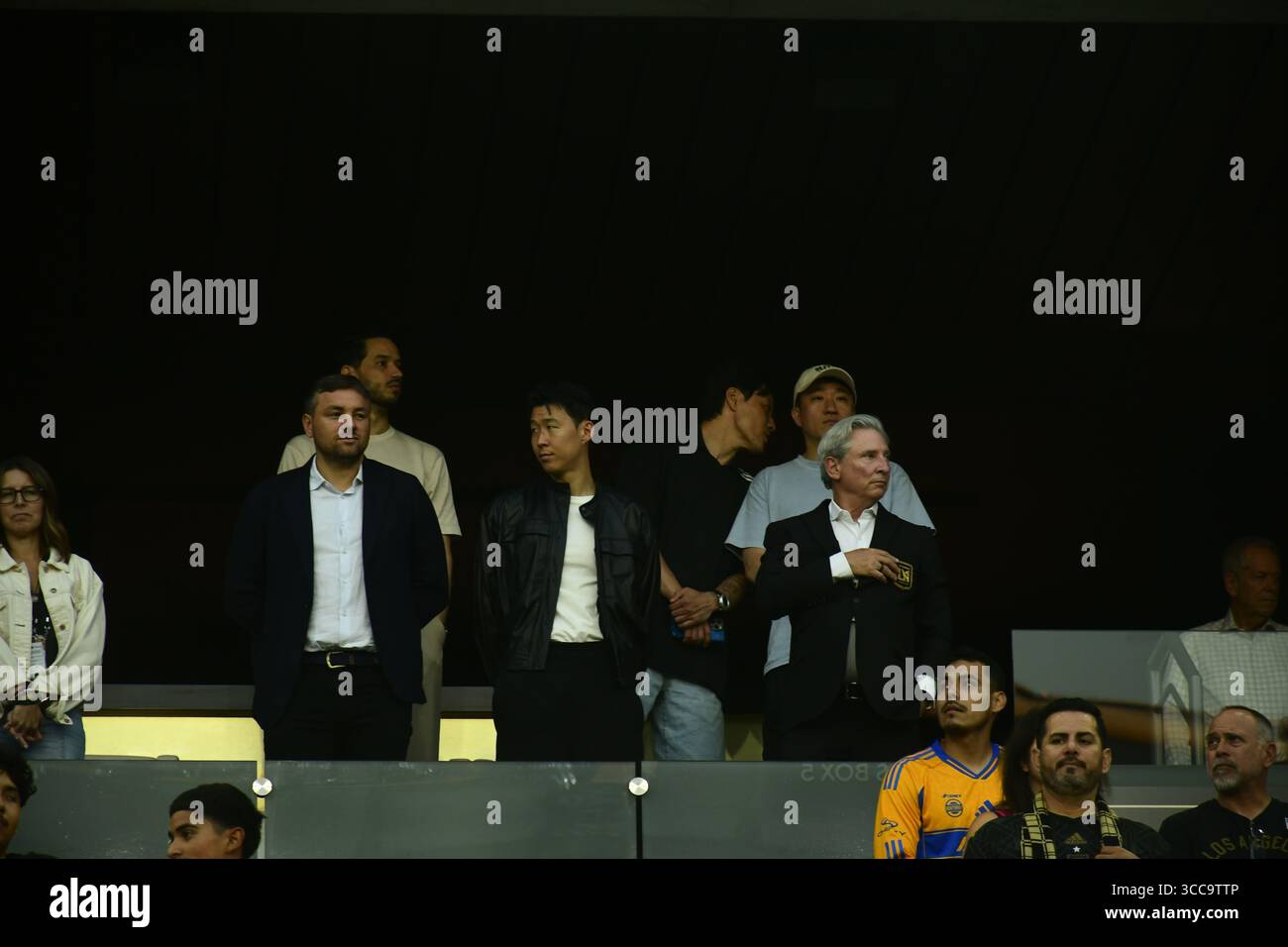 Son Heung-min mit LAFC-Besitzer auf dem Balkon im BMO-Stadion in Los Angeles, vor offizieller Unterschrift, Foto der MLS Football-Nachrichten. Stockfoto