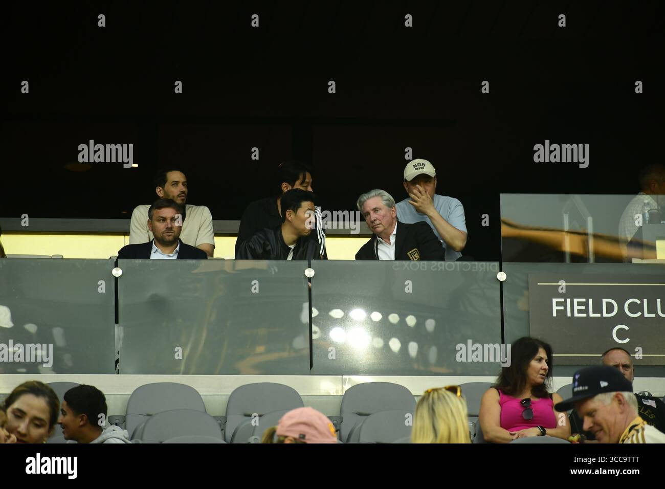 Son Heung-min mit LAFC-Besitzer auf dem Balkon im BMO-Stadion in Los Angeles, vor offizieller Unterschrift, Foto der MLS Football-Nachrichten. Stockfoto