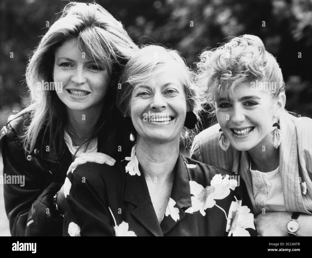 Aktenfoto vom 22./6/1988 von Biddy Baxter (Mitte), die ihre Rolle als Herausgeberin von Blue Peter nach 26 Jahren verlassen wird. Sie ist mit zwei der aktuellen Moderatoren, Caron Keating (links) und Yvette Fielding, zu sehen. Biddy Baxter, der Pionier-Fernsehproduzent, der Blue Peter in eine nationale Institution verwandelt hat, ist im Alter von 92 Jahren gestorben, so die BBC. Ausgabedatum: Montag, 11. August 2025. Stockfoto
