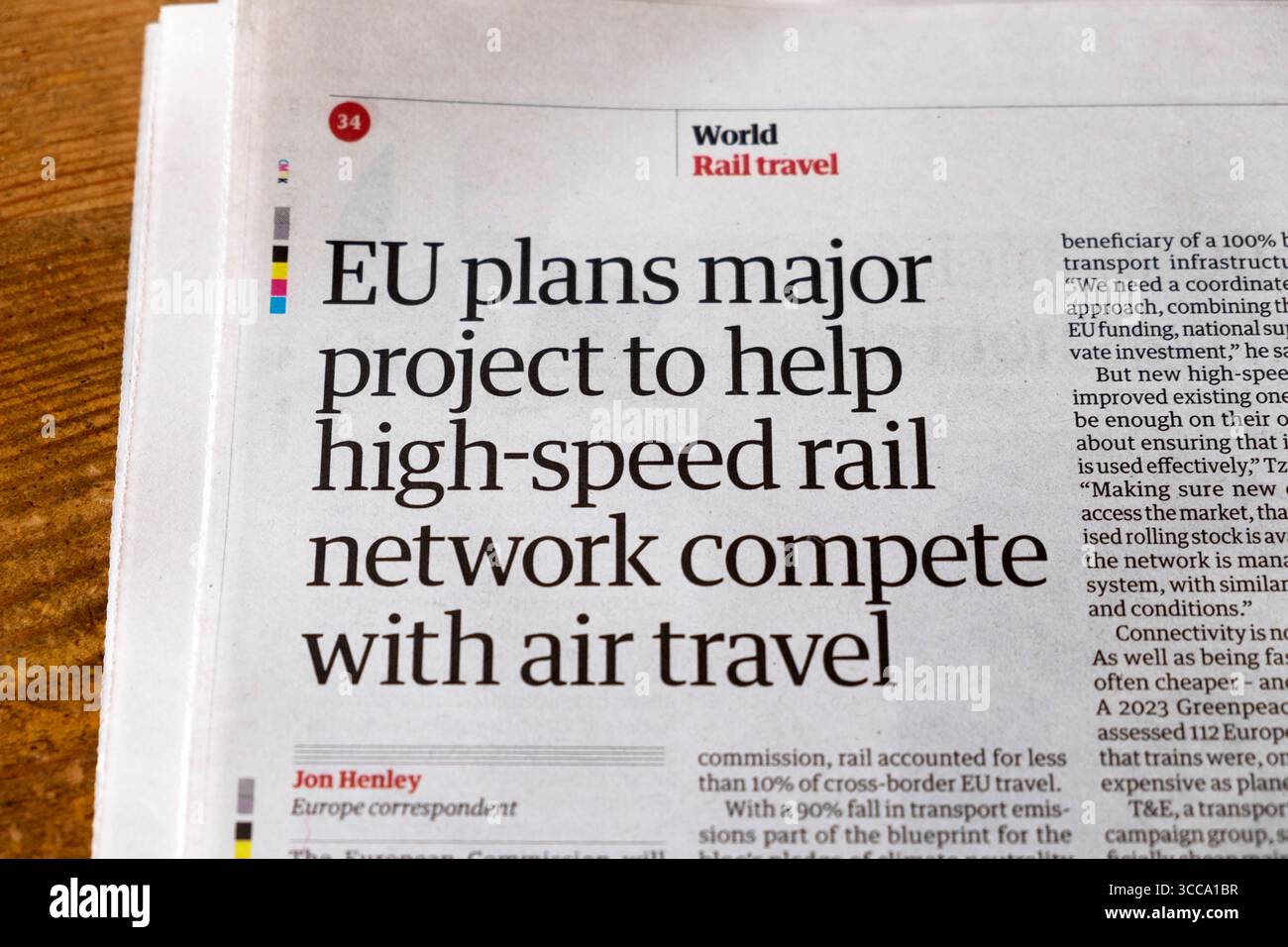"EU plant Großprojekt, um das Hochgeschwindigkeitsbahnnetz im Wettbewerb mit dem Luftverkehr zu unterstützen", titelt die Zeitung Guardian Transport artikel 9 August 2025 London Vereinigtes Königreich Stockfoto