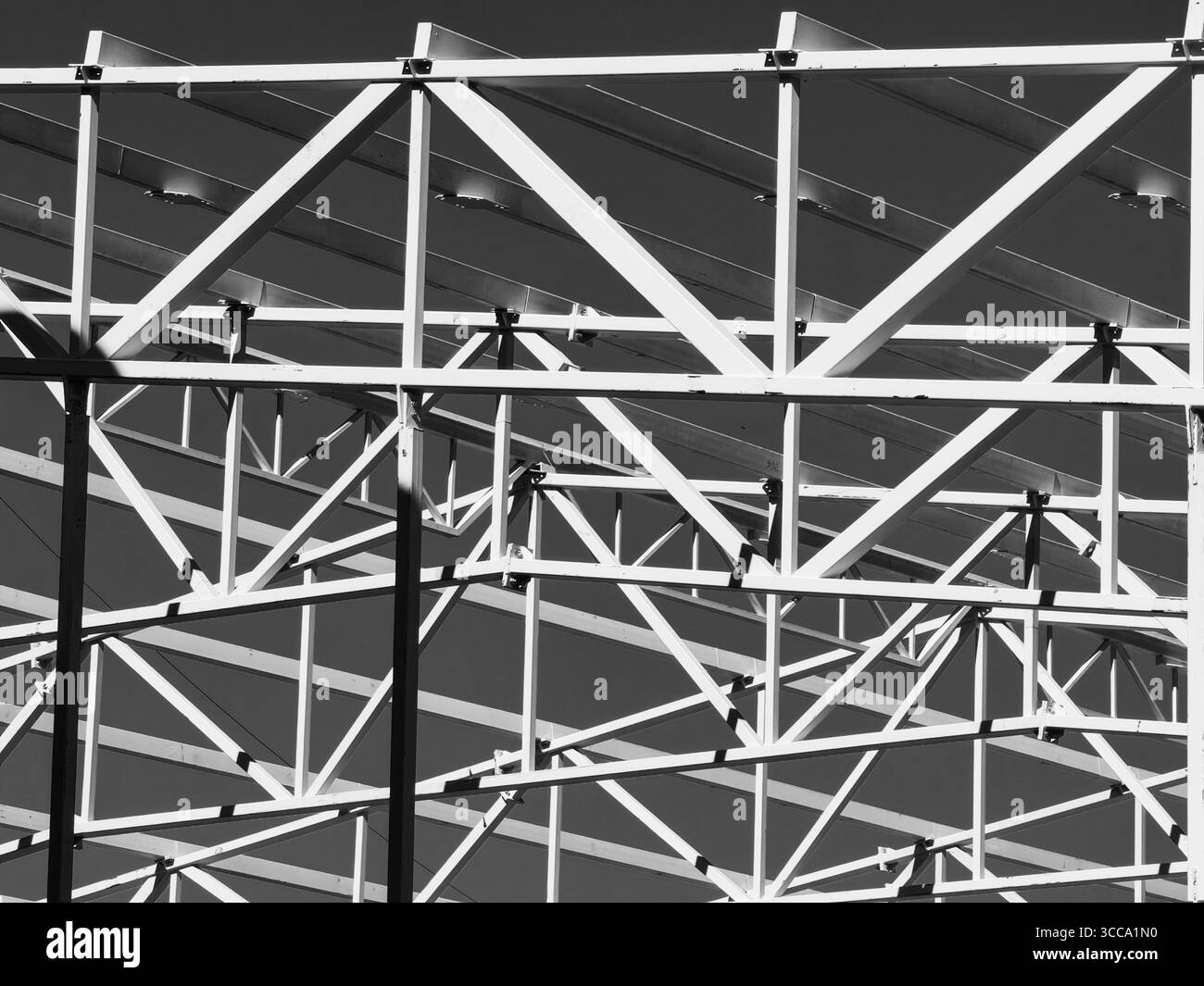 Metallbaubasis Auf Dem Dach In Entwicklung Gegen Clear Sky. Einfarbige Farbtöne. Stockfoto