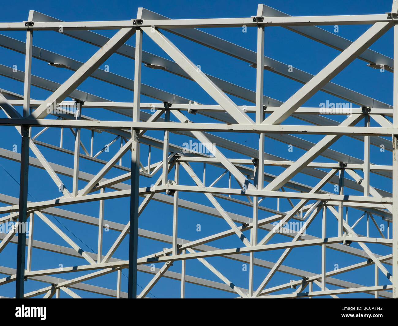 Metallbaubasis Auf Dem Dach In Entwicklung Gegen Clear Sky Stockfoto