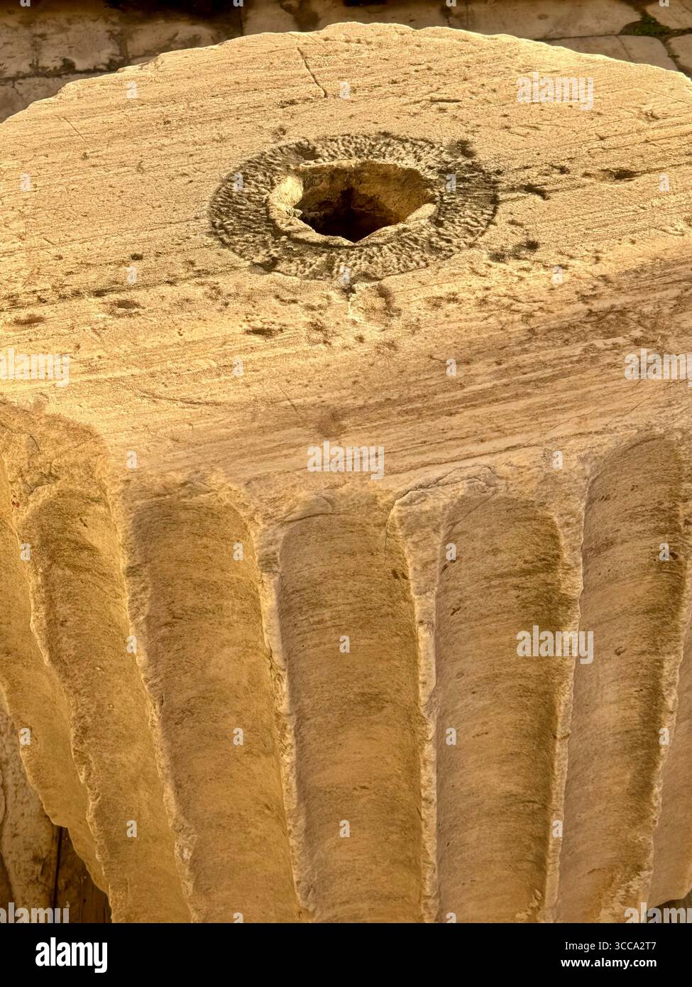 Nahaufnahme der Dorischen Säule aus weißem Marmor an der Akropolis Propylaea in Athen, die antike griechische Handwerkskunst zeigt. - Smartphone-aufgenommenes Stockfoto