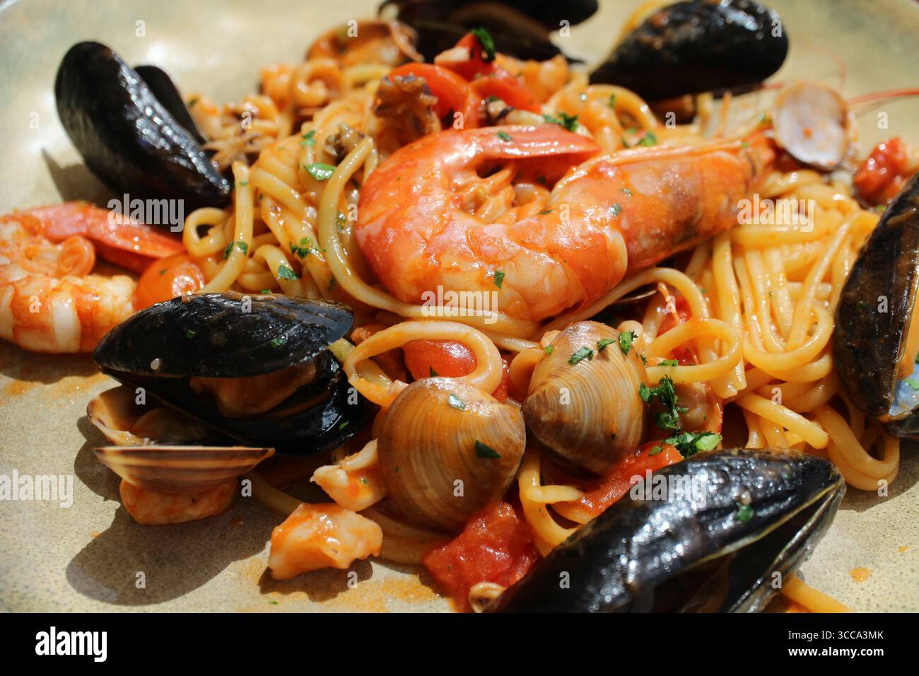 Italienische Küche: Linguine mit Meeresfrüchten in Murano, Italien Stockfoto