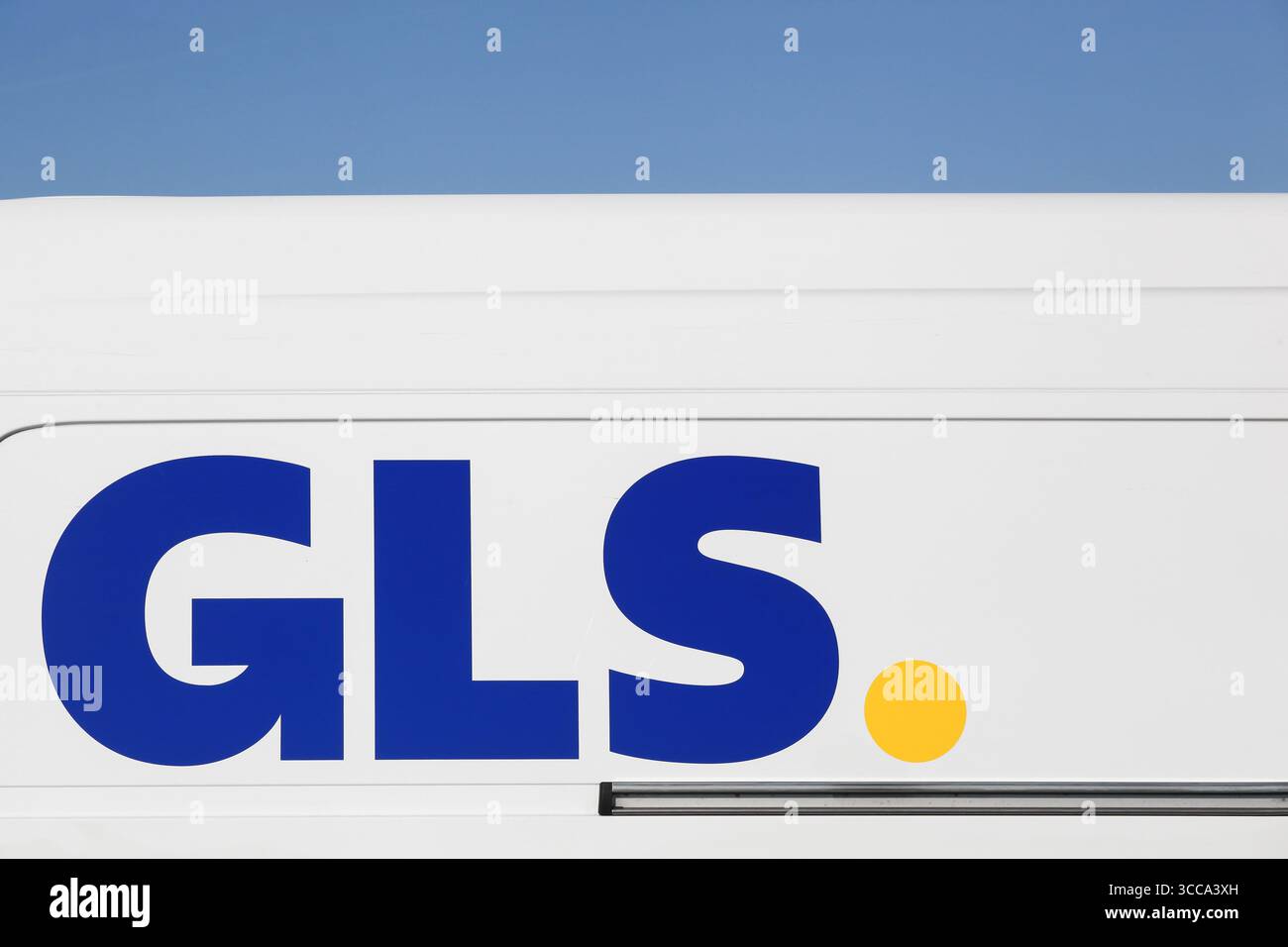 GLS-Logo auf einem Fahrzeug. General Logistics Systems ist ein niederländisches, britisches Logistikunternehmen mit Sitz in Amsterdam, das 1999 gegründet wurde Stockfoto