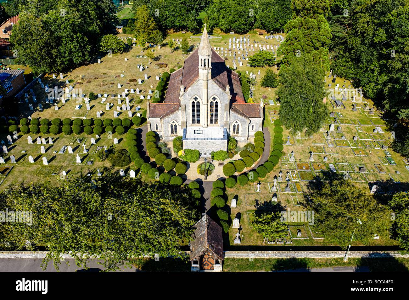 Aus der Vogelperspektive auf der Church Rd, Warsash, Southampton, mit historischer Architektur und malerischer Umgebung. Stockfoto