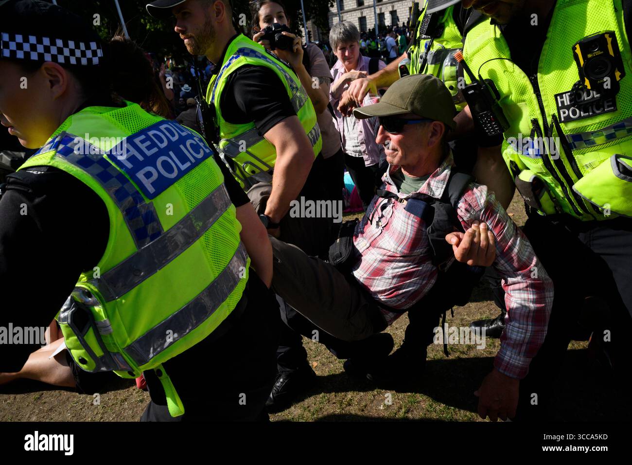 Die Polizei führt einen verhafteten Demonstranten aus dem Parliament Square im Zentrum Londons während der Demonstration „Lift the Ban“ zur Unterstützung der verbotenen Grou Stockfoto