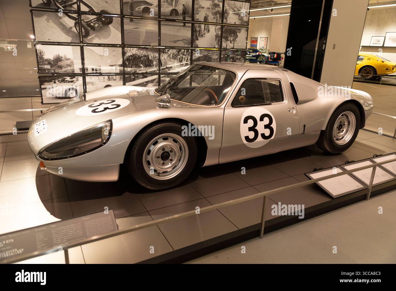 Oyama-cho, Sunto-Gun, Shizuoka, Japan - 27. März 2023: Porsche 904 Carrera GTS, Modelljahr 1964, Land Deutschland, auf der Fuji Motorsports zu sehen Stockfoto