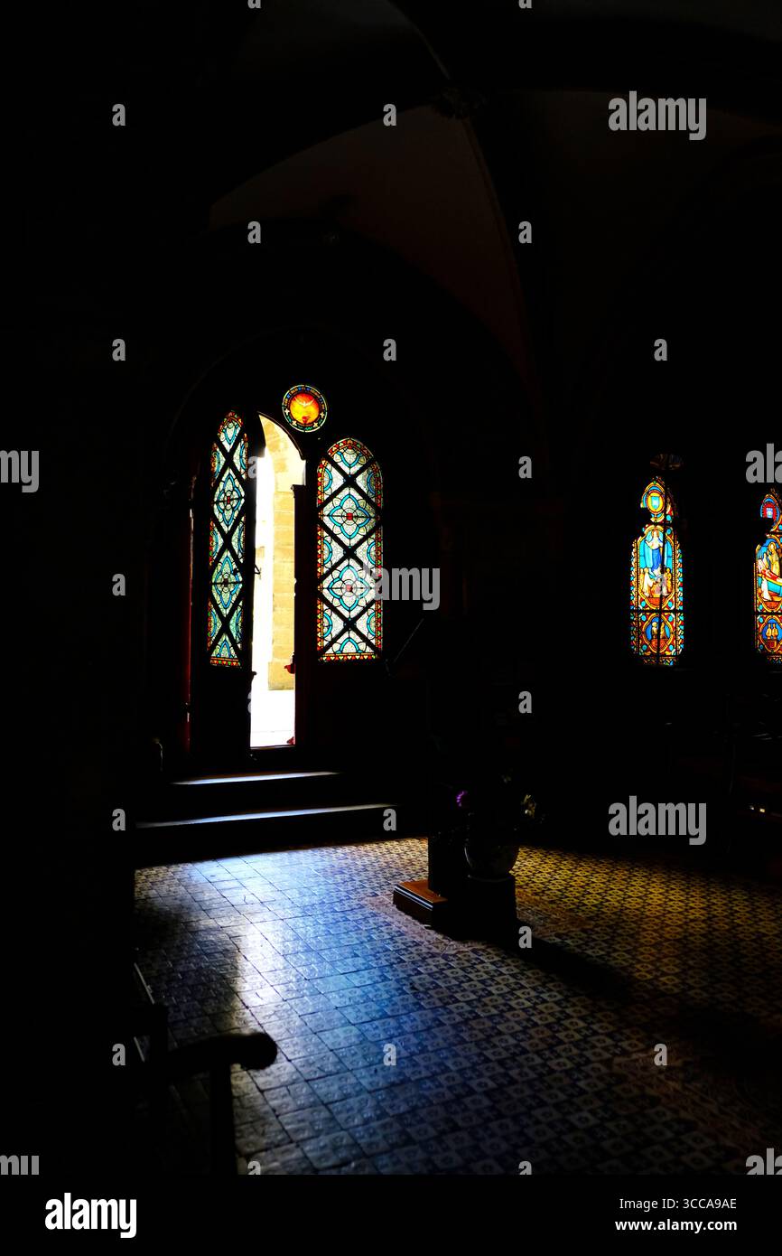 Das Kapitelhaus der Abtei Notre-Dame de Langonnet, goldenes Licht durch Buntglasfenster, Morbihan, Bretagne, Frankreich Stockfoto