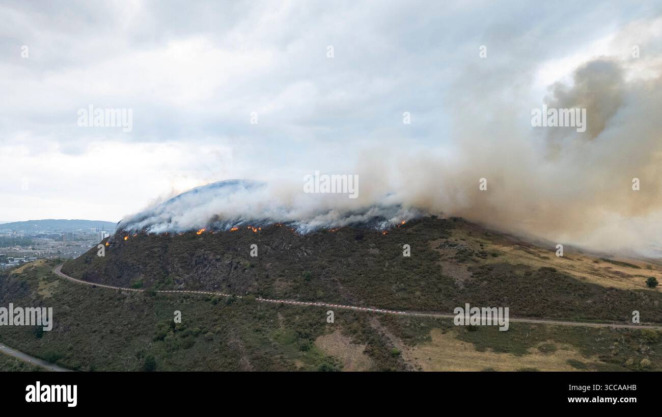Edinburgh, Schottland, Großbritannien. August 2025. Wildfire bricht in Ginster und Unterholz an den Südhängen des Arthur’s Seat im Holyrood Park in Edinburgh Stockfoto
