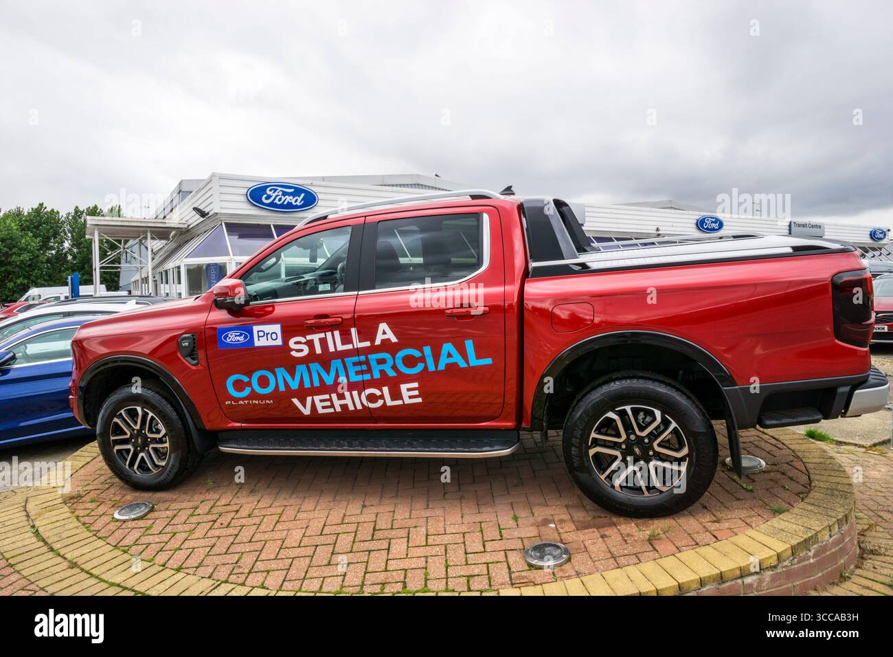 Ein Ford Ranger Platinum Pick-up-Truck mit Doppelkabine zum Verkauf auf einem Garagenvorplatz. Mit Schild, das noch Ein Nutzfahrzeug Ist. Stockfoto