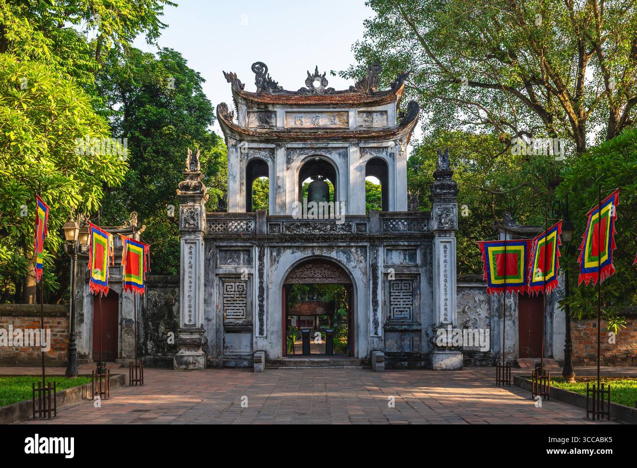 Tor zu Van Mieu, dem Tempel der Literatur in Hanoi, Vietnam. Übersetzung: "Tor zu Van Mieu" Stockfoto