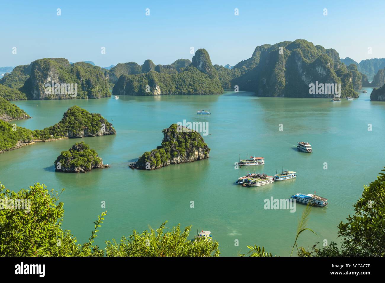 Landschaft der Halong-Bucht oder der Ha Long-Bucht, die zum UNESCO-Weltkulturerbe in Quang Ninh, Vietnam, gehört Stockfoto