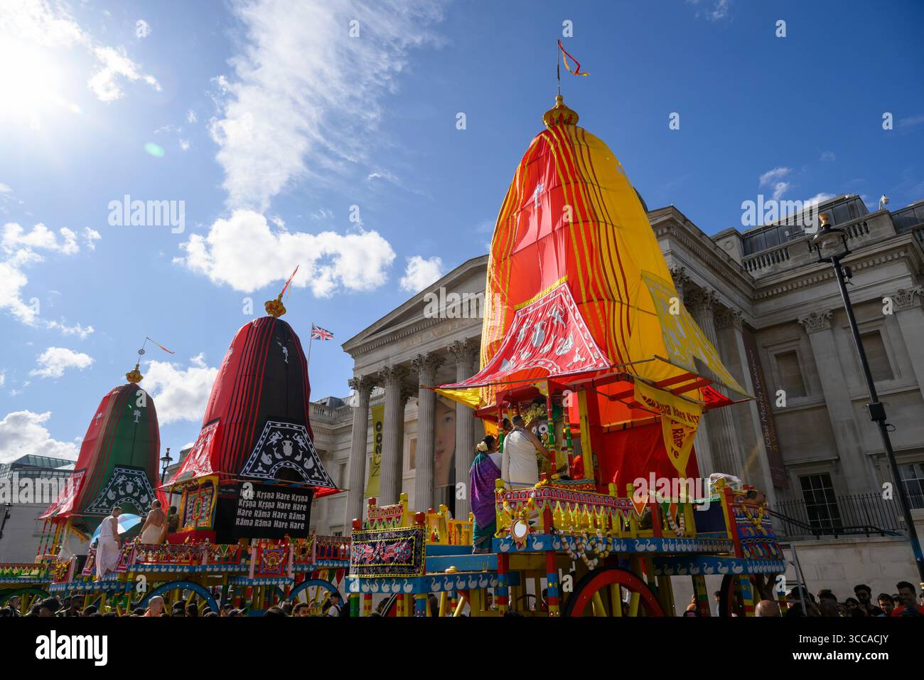 Tausende von Hare Krishna-Anhängern nehmen an der jährlichen Prozession von Ratha Yatra vom Hyde Park zum Trafalgar Square Teil. Die lebhafte Hindufeier Stockfoto Tausende von Hare Krishna-Anhängern nehmen an der jährlichen Prozession von Ratha Yatra vom Hyde Park zum Trafalgar Square Teil. Die lebhafte Hindufeier Stockfoto