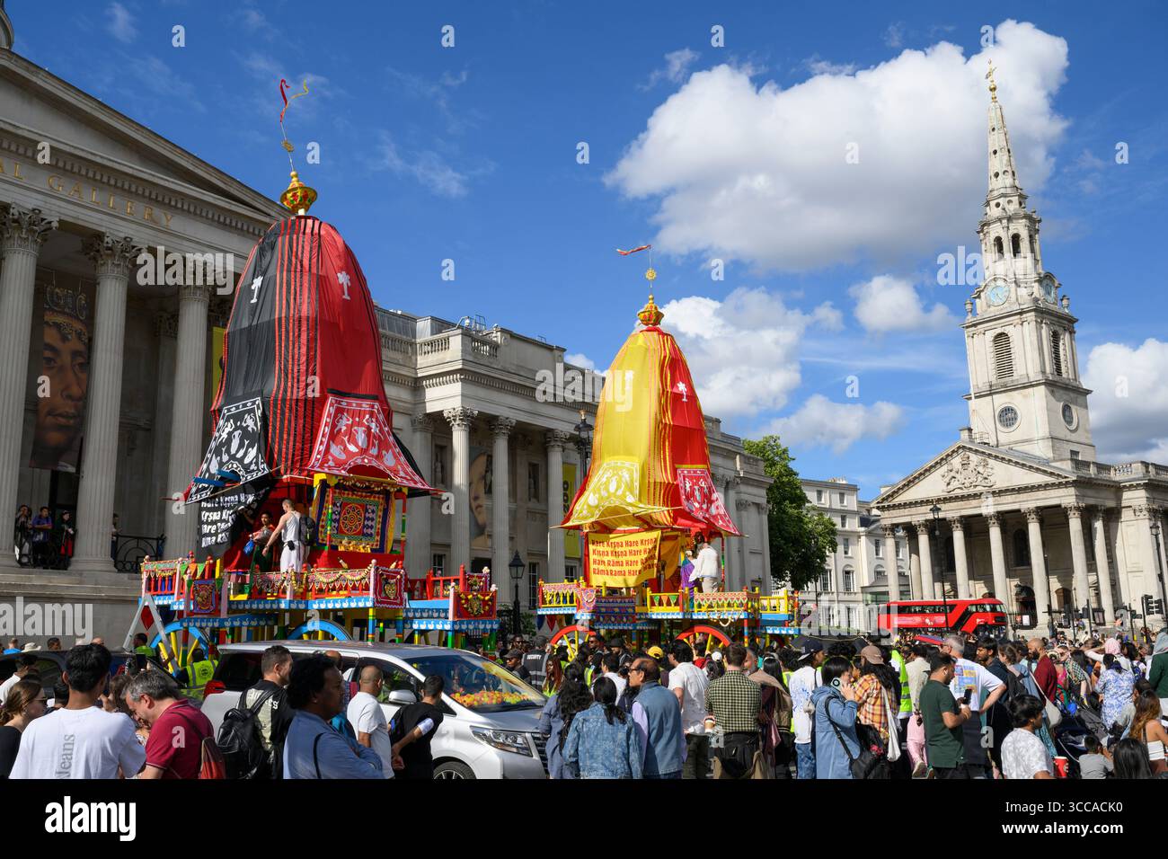 Tausende von Hare Krishna-Anhängern nehmen an der jährlichen Prozession von Ratha Yatra vom Hyde Park zum Trafalgar Square Teil. Die lebhafte Hindufeier Stockfoto Tausende von Hare Krishna-Anhängern nehmen an der jährlichen Prozession von Ratha Yatra vom Hyde Park zum Trafalgar Square Teil. Die lebhafte Hindufeier Stockfoto