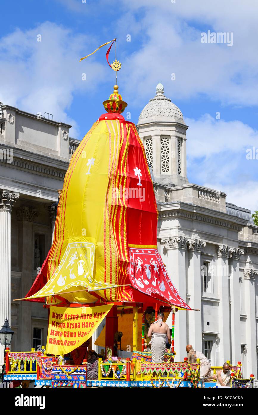 Tausende von Hare Krishna-Anhängern nehmen an der jährlichen Prozession von Ratha Yatra vom Hyde Park zum Trafalgar Square Teil. Die lebhafte Hindufeier Stockfoto Tausende von Hare Krishna-Anhängern nehmen an der jährlichen Prozession von Ratha Yatra vom Hyde Park zum Trafalgar Square Teil. Die lebhafte Hindufeier Stockfoto